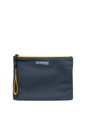 Portapenne rettangolare blu navy con cerniera gialla e cinturino da polso, logo bianco "SUNDEK" centrato sul davanti.