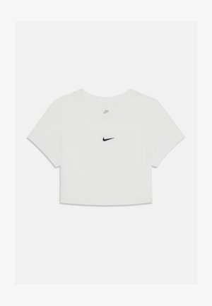 Weißes, verkürztes T-Shirt aus weicher Baumwolle mit einem schwarzen Nike-Logo in der Mitte auf der Vorderseite, kurzen Ärmeln und rundem Halsausschnitt.
