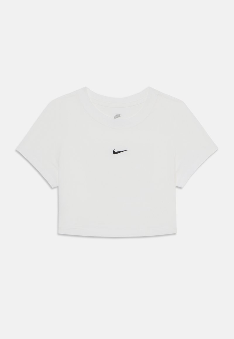 Fehér, rövidített póló, puha pamutból készült, középen fekete Nike logóval, rövid ujjakkal és kerek nyakkivágással.