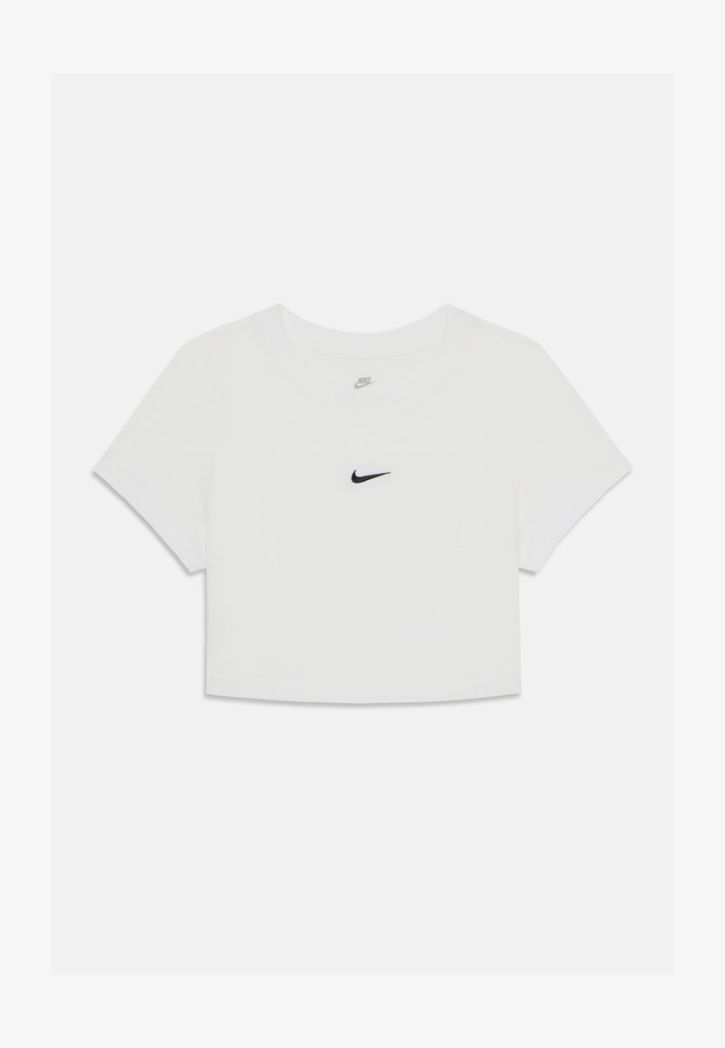 Fehér, rövidített póló, puha pamutból készült, középen fekete Nike logóval, rövid ujjakkal és kerek nyakkivágással.