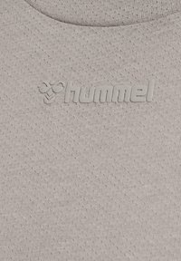Hummel VANJA - T-shirt - bas - paloma