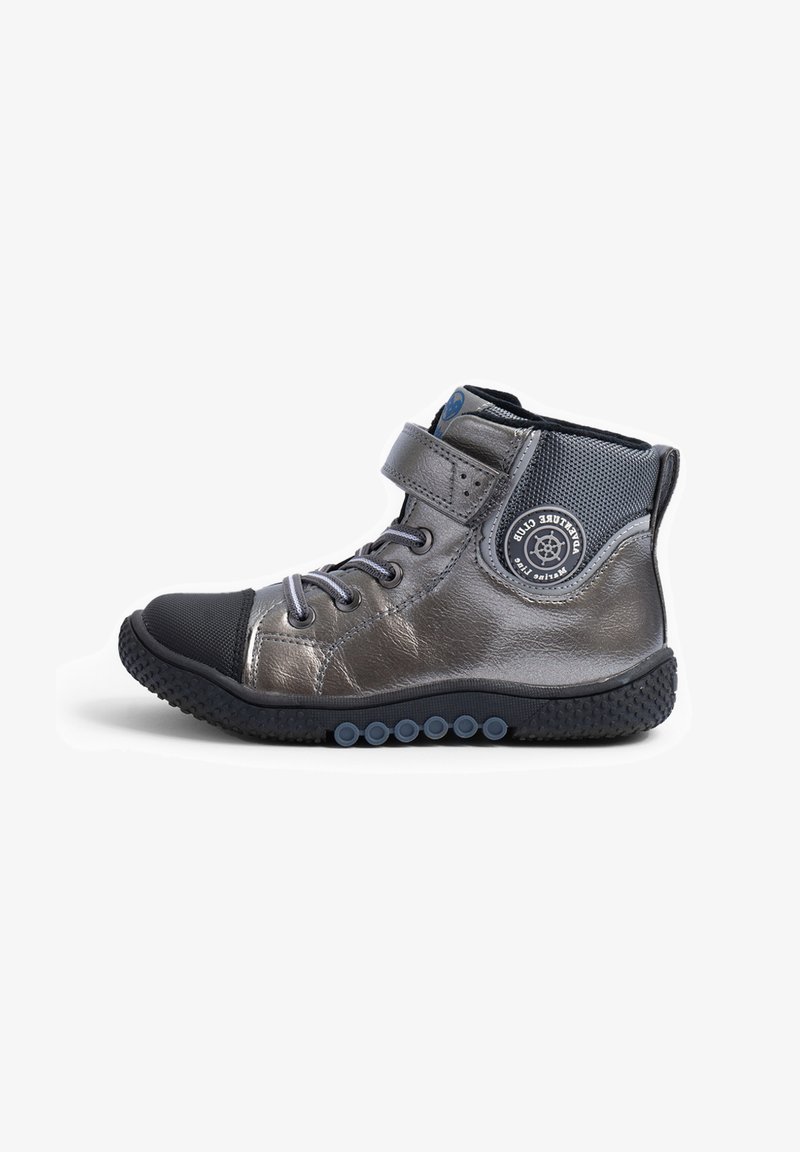 Graue High-Top-Stiefel aus Leder und Mesh, mit einem gummierten Zehenkappen, Klettverschluss und strukturiertem Sohlenprofil mit farbigen Akzentpunkten.