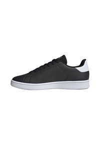 Niskie czarne sneakersy z białą podeszwą i tylną łatą, czarne sznurówki oraz skórzana górna część o teksturowanej powierzchni, pokazane z boku na białym tle.