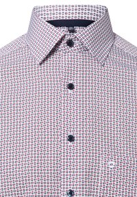 Gemusterte Hemd mit weißem Hintergrund und roten sowie dunkelblauen geometrischen Formen, mit Button-Down-Kragen und schwarzen Knöpfen.