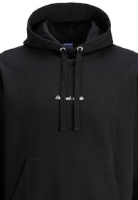 Hoodie noir avec capuche à cordon de serrage, poche avant et texte brodé en blanc. Tissu doux au toucher lisse, design minimaliste.