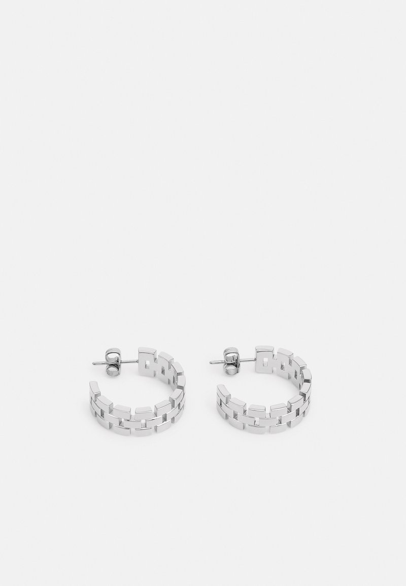 Pendientes de aro de plata con un diseño enlazado. Cada pendiente presenta un acabado suave con textura pulida y cierre de palanca seguro.