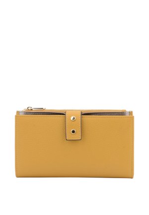 Portefeuille en cuir jaune avec fermeture par sangle à bouton-pression et compartiment supérieur zippé sur fond blanc.