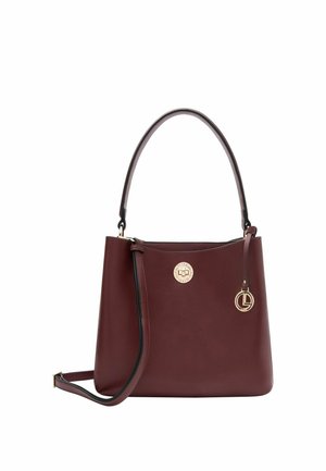 Borsa a tracolla in pelle bordeaux con una forma strutturata, caratterizzata da un medaglione con logo dorato e un charm removibile, texture liscia e doppi manici.