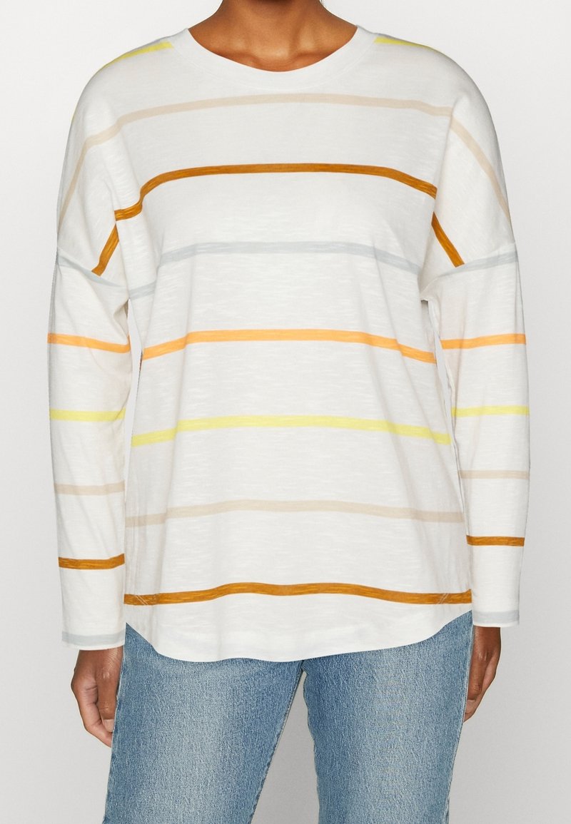 Vit långärmad skjorta med horisontella ränder i orange, gult, grått och beige. Mjuk textur med en avslappnad passform och rund halsringning.