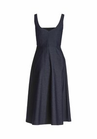 Denimkjole med en tætsiddende overdel og en udvidet nederdel, der har brede stropper og en V-udskæring. Mørkeblåt stof med glat tekstur.