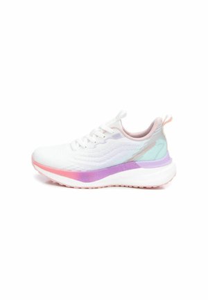 Zapatilla deportiva blanca con una parte superior de malla texturada, acentos en tonos pasteles de rosa y púrpura, suela acolchada y un diseño minimalista.
