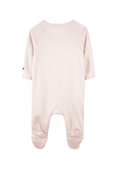 Body de bébé rose pâle en tissu doux, avec des manches longues, un design avec pieds et un col rond avec des manches raglan.