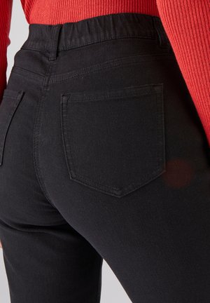 Hoge taille zwarte jeans met een gladde denim textuur, met twee achterzakken en een elastische tailleband.