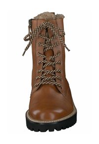 Hnědá kožená bota s texturovaným povrchem, vyznačující se kulatou špičkou, kontrastními tkaničkami a černou gumovou podrážkou s protiskluzy.