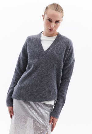 - Sweter