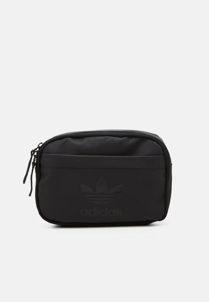 Compact zwarte Adidas-pouch met dubbele ritsen en een voorvak, met een subtiele ingekrast Adidas-logo aan de voorkant.