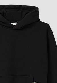 Felpa con cappuccio nera realizzata in tessuto misto cotone. Presenta una tasca frontale e un sottile dettaglio ricamato vicino al fondo.