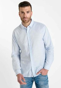 Lichtblauw overhemd met verticale witte strepen, lange mouwen en een kraag. Draag het met blauwe jeans voor een casual look.