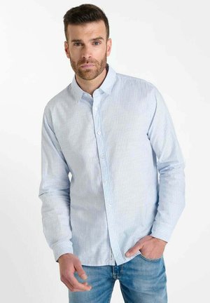 Lichtblauw overhemd met verticale witte strepen, lange mouwen en een kraag. Draag het met blauwe jeans voor een casual look.
