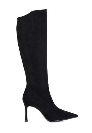 Stivale nero in suede al ginocchio con punta affusolata, forma elegante e tacco a stiletto di 10 cm, con minimi dettagli di cucitura.