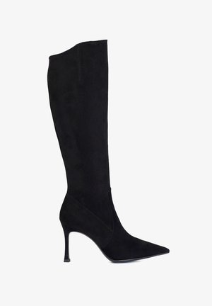 Bota alta de ante negro, con puntera puntiaguda, forma elegante y tacón de aguja de 4 pulgadas, que presenta detalles de costura mínimos.