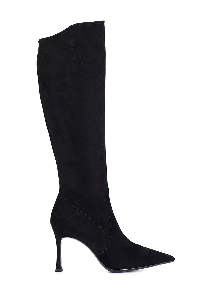 Stivale nero in suede al ginocchio con punta affusolata, forma elegante e tacco a stiletto di 10 cm, con minimi dettagli di cucitura.