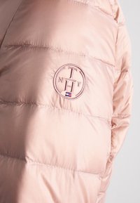 Tommy Hilfiger Chaqueta de plumas - light pink
