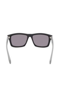 Occhiali da sole rettangolari con montatura nera e lenti grigie, con bracci grigi texturizzati, mostrati frontalmente su uno sfondo bianco.