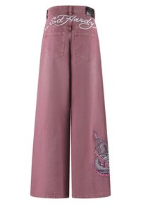 Vida-långa rosa denimbyxor med broderad ormdetalj på ett ben och "Ed Hardy" sydd på baksidan. Innehåller två bakfickor.