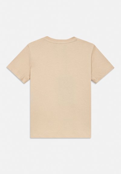 Béžové tričko s krátkym rukávom a okrúhlym výstrihom, zobrazené na ploche zo zadnej strany s viditeľným prešívaním na rukávoch a spodnom leme.