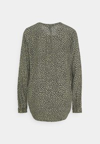 Langärmlige Bluse in Khaki mit schwarzem Leopardenmuster. Mit rundem Ausschnitt, lockerer Passform und leicht abgerundetem Saum hinten.
