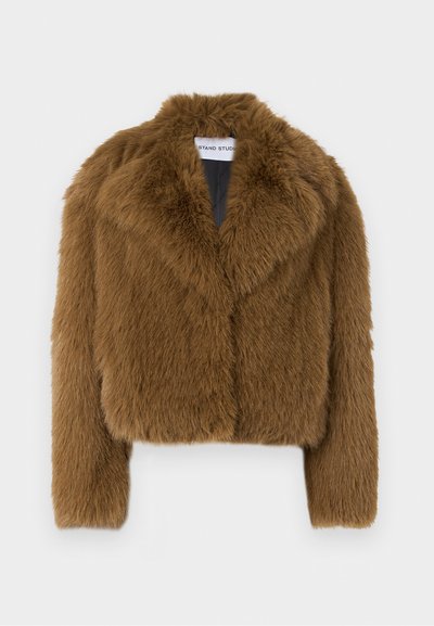 Καφέ cropped μπουφάν από ψεύτικη γούνα με φαρδιά γιακά και μακριά μανίκια, με ετικέτα "STAND STUDIO" στο εσωτερικό.