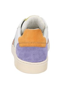 Baskets blanches avec panneaux en daim orange et violet au talon, semelle crème et col rembourré vues de dos.