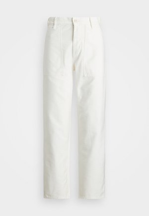 Pantalones blancos de corte recto con grandes bolsillos parche delanteros, trabillas para cinturón y cierre con botón.