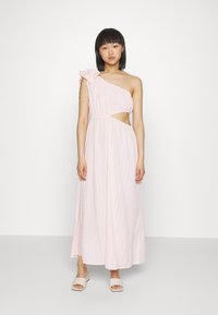 Vestido rosa de um ombro, com um tecido texturizado, apresentando um recorte na cintura e um detalhe floral no ombro. Silhueta longa e fluida.