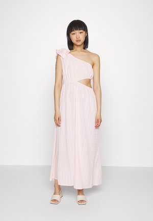 Vestido rosa de um ombro, com um tecido texturizado, apresentando um recorte na cintura e um detalhe floral no ombro. Silhueta longa e fluida.