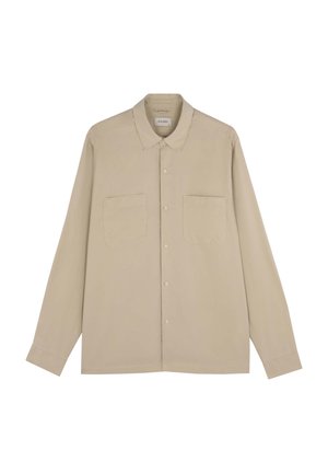 Camisa de manga larga beige con cuello puntiagudo, dos bolsillos en el pecho y cierre de botones. Textura suave y diseño de corte clásico.