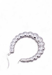 Orecchino a cerchio in argento con un design ondulato e segmentato. Realizzato in metallo liscio e riflettente con chiusura a gancio.