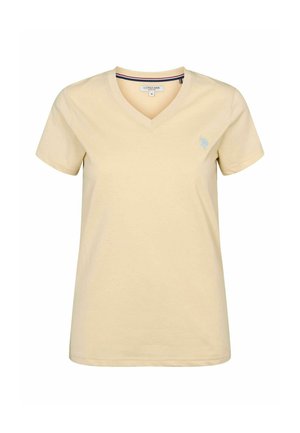Gaiši dzeltena kokvilnas T-kreklu ar V-veida kakla izgriezumu, kas aprīkots ar īsām piedurknēm un tā kreisajā krūtīs ir neliels zils izšuvums.