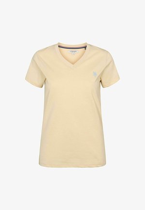 V nyakú, világos sárga pamut póló, rövid ujjakkal, bal mellrészen egy kis kék hímzett logóval.