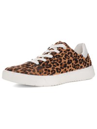 Zapatilla deportiva baja con estampado de leopardo en tonos marrón y negro, cordones blancos, lengüeta trasera blanca y suela gruesa de goma blanca.