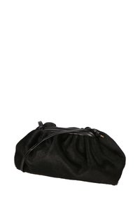 Borsa a tracolla in finta pelliccia nera con design arricciato, texture liscia e dettagli in pelle nera, dotata di chiusura a zip sulla parte superiore.