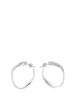 Silberne Creolen mit einem gedrehten Design, einem polierten Finish und einem Steckerverschluss für sicheren Halt.