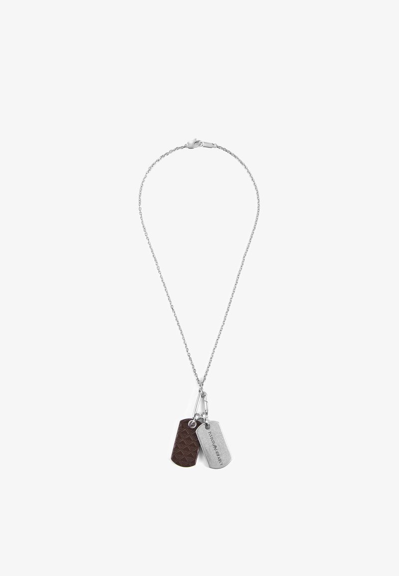 Silberne Kette mit zwei Dog-Tag-Anhängern: ein brauner mit gesteppter Musterung, ein silberner mit der Gravur "ARMANI".