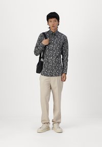 Selected Homme SLHSLIM PERFORMANCE SHIRT - Srajca - black paisley