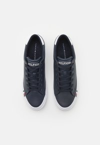 Tommy Hilfiger MODERN - Matalavartiset tennarit - desert sky