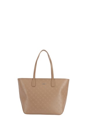 Borsa tote in pelle marrone chiaro con due manici, caratterizzata da un sottile motivo embossato e da un logo argentato sul davanti. Texture liscia, design aperto.