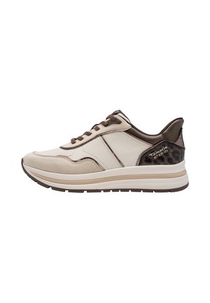 Beige en bruine sneaker met veters, een dikke witte zool en "Tamaris STEP-IN" op het hielpaneel.