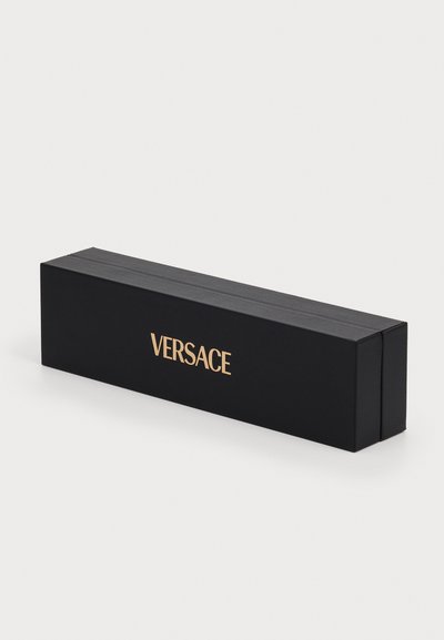 Caixa retangular preta feita de material texturizado, com um logotipo dourado "VERSACE" de um lado. Design limpo e minimalista.