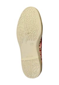 Semelle de chaussure en caoutchouc blanc présentant un motif texturé avec des accents de design floral dans des tons de rose et de vert sur le bord supérieur.